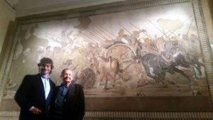 Alberto Angela ed Antonio De Simone al Museo archeologico nazionale di Napoli davanti al mosaico della celebre battaglia di Isso tra Alessandro Magno e Dario III di Persia