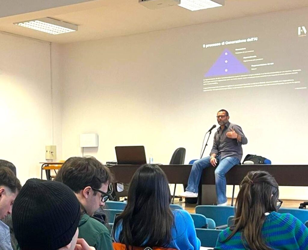 Il prof. Virnicchi a lezione al Suor Orsola con i corsisti di Intelligenza artificiale generativa