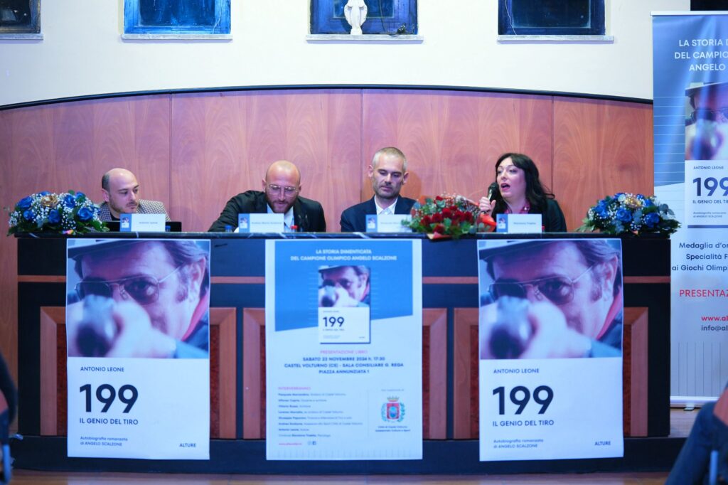 Nella foto da sin. Antonio Leone, Andrea Scalzone (nipote di Angelo ed oggi Assessore alla Cultura del comune di Castel Volturno), il sindaco di Castel Volturno, Pasquale Marrandino, Giovanna Traetto