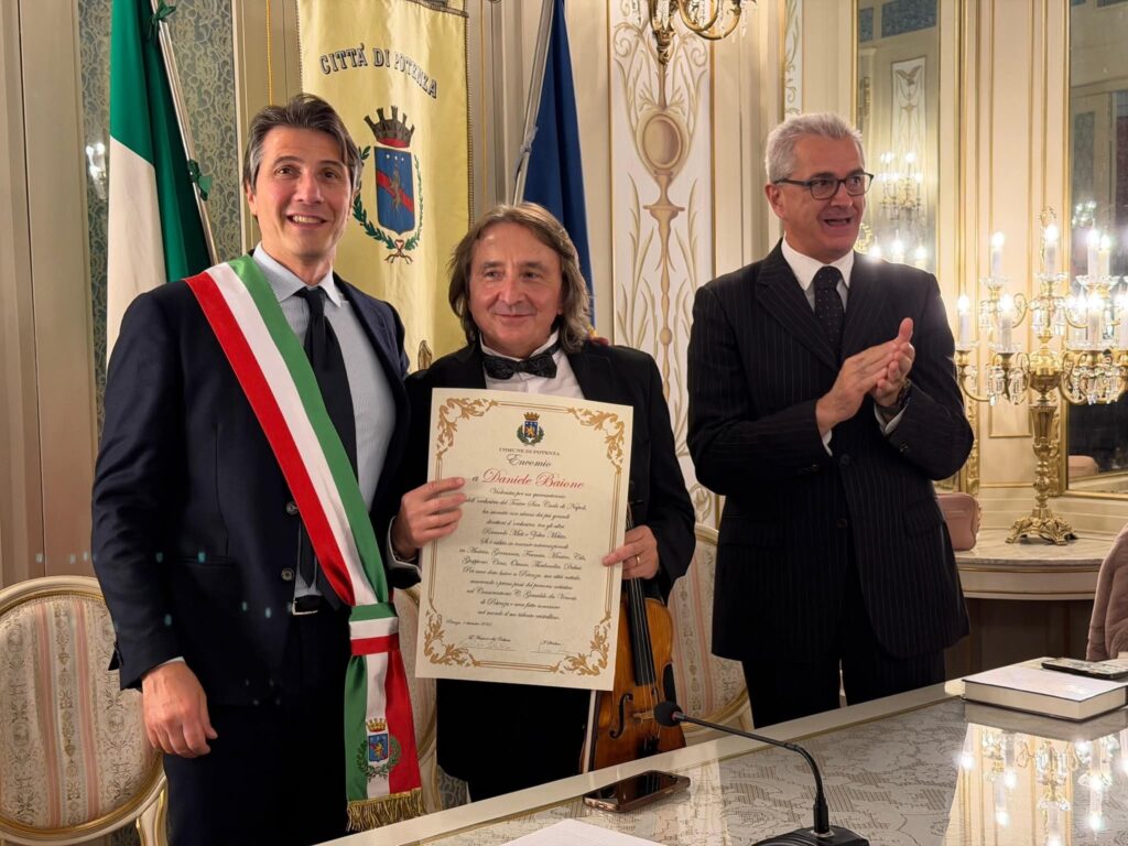 Premiazione del violinista Daniele Baione, con il sindaco di Potenza Vincenzo Telesca e l’assessore alla Cultura Roberto Falotico.