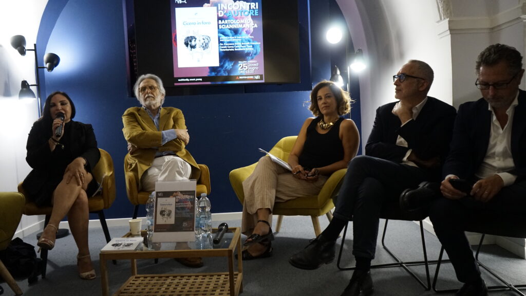 Presentazione "Cicero in foro" (Giannini editore) di Bartolomeo Sciannimanica alla libreria Mondadori in Galleria Umberto I a Napoli
