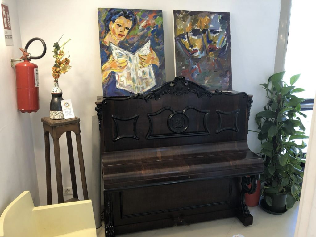 Storia di un pianoforte tra memoria e solidarietà.